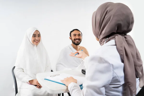 Doctor Asks Husband Wife Prospective Hajj Pilgrims Consultation Room —  Fotos de Stock