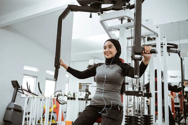 Muslim Asian Woman Using Chest Press Machine Fitness Gym — Stok fotoğraf