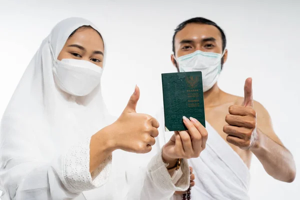 Man Woman Wearing Ihram Clothes Mask Holding Passport Thumbs Isolated — Stock Photo, Image