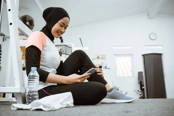 Beautiful Muslim Sporty Woman Taking Break Exercising Gym Sitting Floor — ストック写真