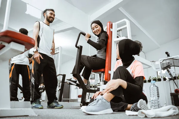 Muslim People Taking Break Exercising Gym Sitting Floor Talking Friend — Fotografia de Stock