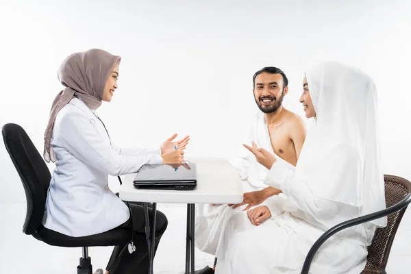 Couples Prospective Hajj Pilgrims Chatting Doctors Umrah Isolated Backgrounds — Stockfoto