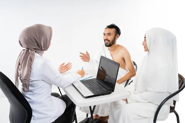 Couples Prospective Hajj Pilgrims Consult Doctors Room Isolated Background — Stockfoto