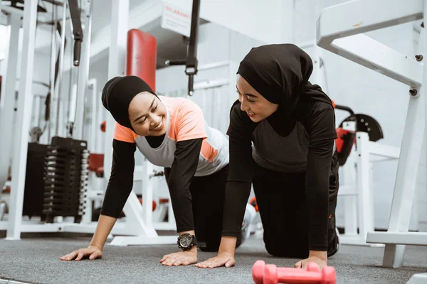 Asian Muslim Woman Doing Plank Push Partner Gym — Stok fotoğraf