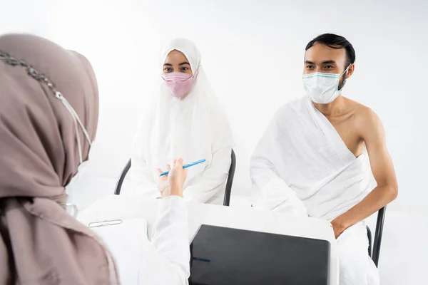 Husband Wife Prospective Hajj Pilgrims Masks Consult Doctors Room — ストック写真