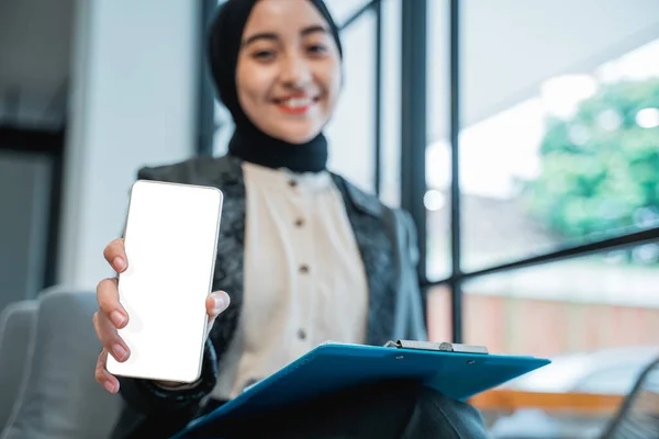 Beautiful Business Muslim Woman Showing Blank Mobile Phone Screen Camera — Fotografia de Stock