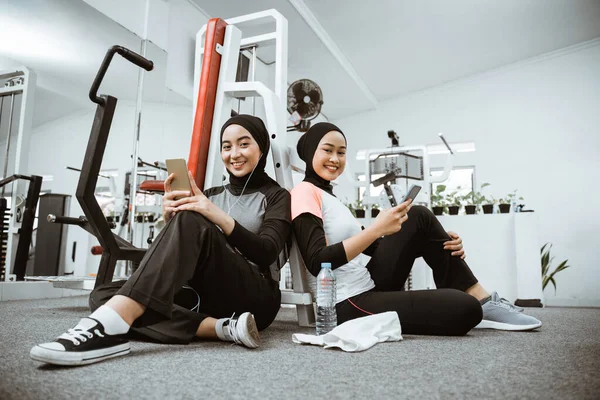 Two Beautiful Muslim Sporty Woman Taking Break Exercising Gym Sitting — Photo