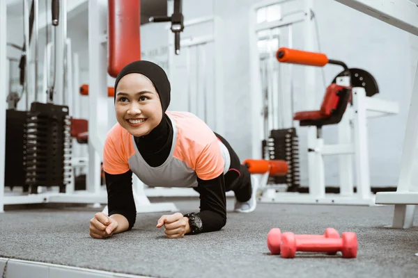 Asian Muslim Woman Doing Plank Push Gym Exercising — Photo