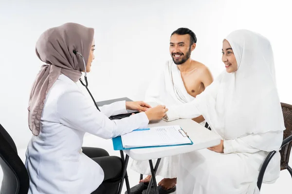 Couple Prospective Hajj Pilgrims Doing Health Check Doctor Isolated Background — Stock Photo, Image