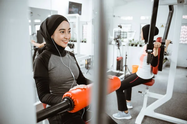 Мусульманська Азіатська Жінка Працює Нижньому Тілі Використовуючи Машину Ніг Спортзалі — стокове фото
