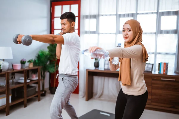 Asian Muslim Couple Exercising Lifting Weight Dumbell Home Husband Wife — Stockfoto