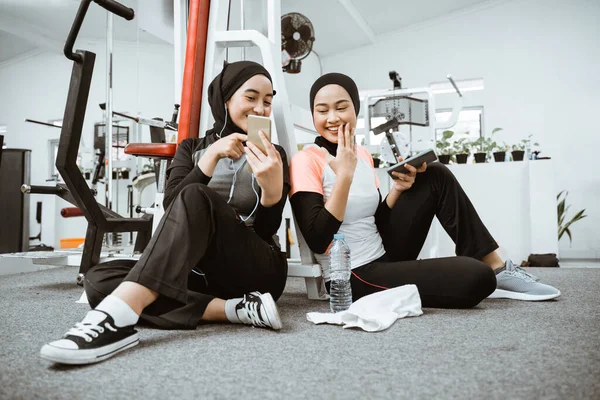 Two Beautiful Muslim Sporty Woman Taking Break Exercising Gym Sitting — Φωτογραφία Αρχείου