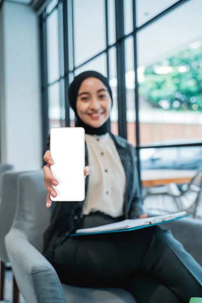 Beautiful Business Muslim Woman Showing Blank Mobile Phone Screen Camera — Foto Stock