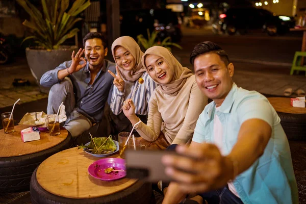 Portrait Happy Muslim Friend Enjoy Having Iftar Dinner Traditional Food — Stock Fotó