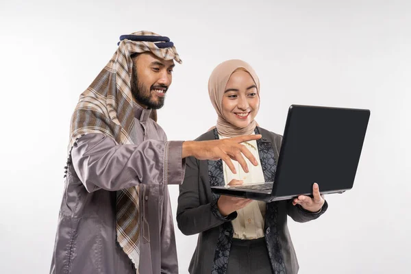 Muslim Business Partner Discussing Meeting Using Laptop Presenting Project — Foto Stock