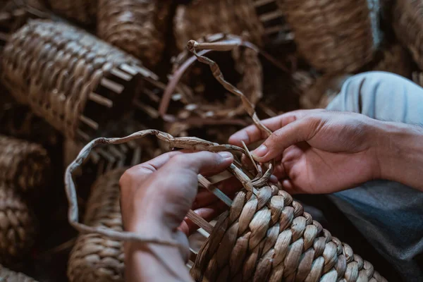 Close Craftsmens Fingers Weaving Crafts Production House — Stockfoto