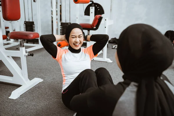 Beautiful Muslim Woman Sitting Exercise Partner Gym — Photo