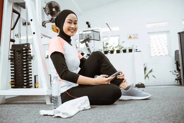 Beautiful Muslim Sporty Woman Taking Break Exercising Gym Sitting Floor — Stok fotoğraf