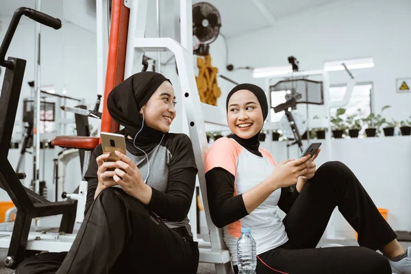 Two Beautiful Muslim Sporty Woman Taking Break Exercising Gym Sitting — 图库照片