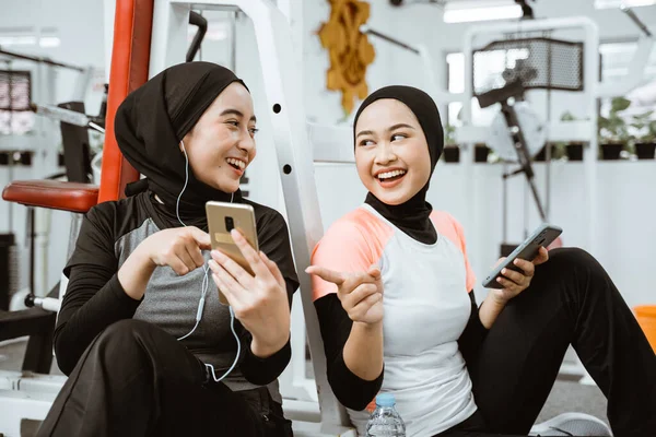 Two Beautiful Muslim Sporty Woman Taking Break Exercising Gym Sitting — Stock fotografie