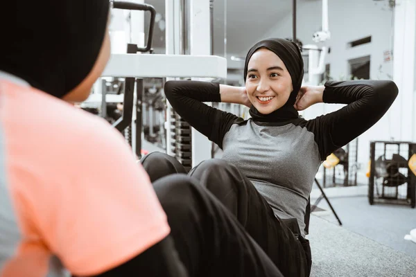 Beautiful Muslim Woman Sitting Exercise Partner Gym — ストック写真