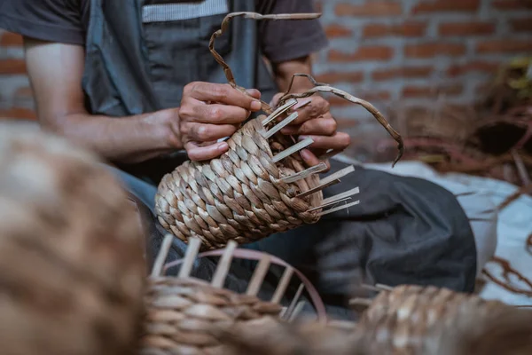 Close Male Entrepreneur Hands Weaving Water Hyacinth Crafts Brick House — 스톡 사진