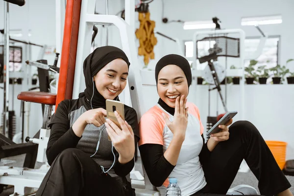 Two Beautiful Muslim Sporty Woman Taking Break Exercising Gym Sitting — Photo
