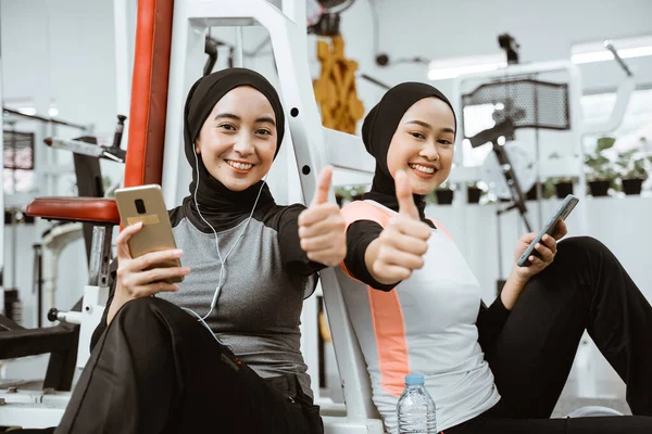 Two Beautiful Muslim Sporty Woman Taking Break Exercising Gym Sitting — Stock fotografie