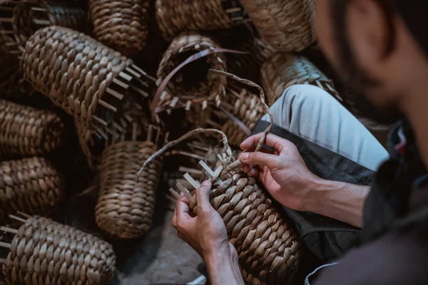 Top View Bearded Craftsman Weaving Crafts Brick House — Fotografia de Stock