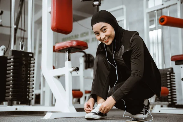 Beautiful Muslim Girl Tying Shoelaces Sports Shoes Gym — Stockfoto