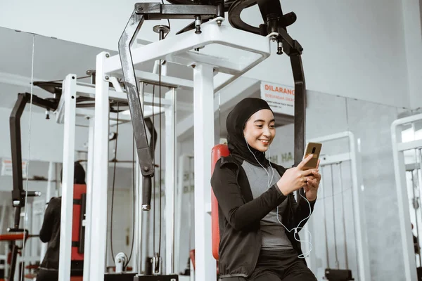 Beautiful Muslim Sporty Woman Taking Break Exercising Gym Sitting Floor — Stok fotoğraf
