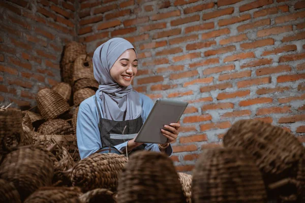 Hijabi Water Hyacinth Craftswoman Uses Tablet Sell Handicrafts Online Village —  Fotos de Stock