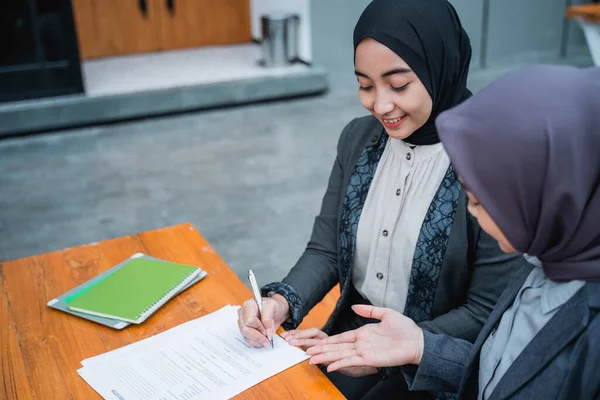 Portrait Muslim Businesswoman Signing Agreement Letter Meeting Partner — стоковое фото