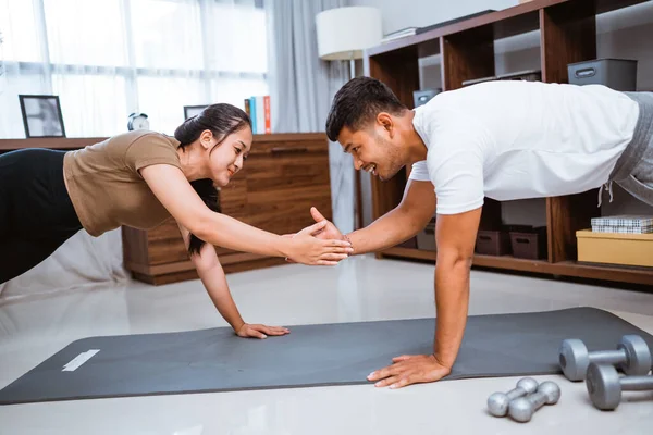 Asian Fitness Couple Man Woman Plank Exercising Together Home Doing — Stok fotoğraf