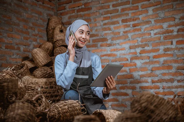 Craftswoman Hijab Calling Using Tablet Handicrafts Brick House — Stockfoto