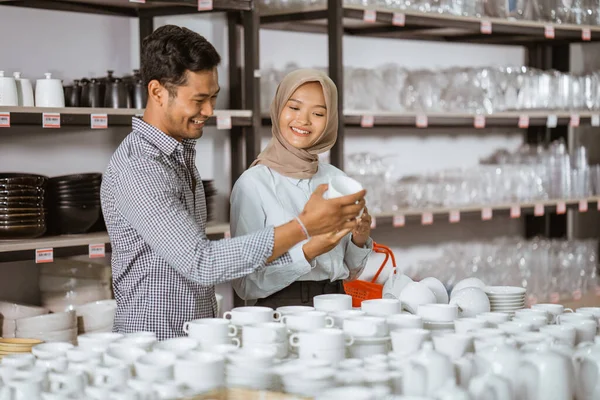 Couple Customers Holding Cups While Selecting Glassware Houseware Store — Foto de Stock