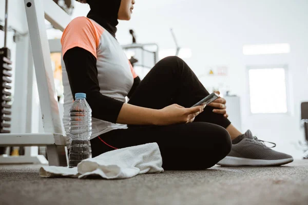 Close Sporty Woman Taking Break Exercising Gym Sitting Floor Using — Foto de Stock