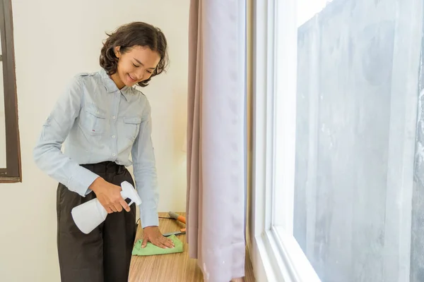 Female Housemaid Uniform Sprays Wipes Table Hotel Room — Fotografia de Stock