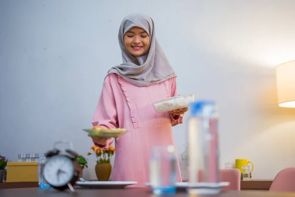 Muslim Woman Wake Early Have Morning Breakfast Fasting Month Sahur — Stok fotoğraf