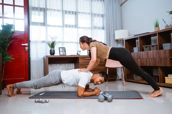 Asian Fitness Couple Man Woman Exercising Together Home Doing Push — Foto de Stock
