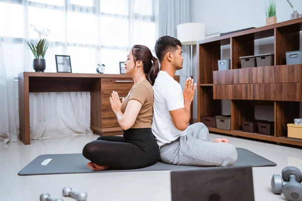 Beautiful Woman Husband Doing Yoga Training Together Home Sitting Back — 图库照片