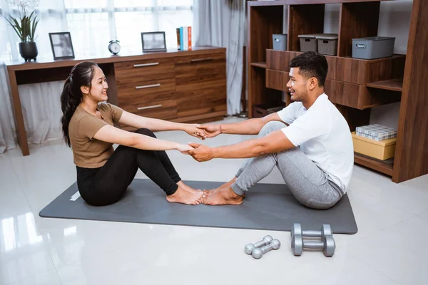 Asian Fitness Couple Man Woman Exercising Together Home Doing Yoga — Foto de Stock