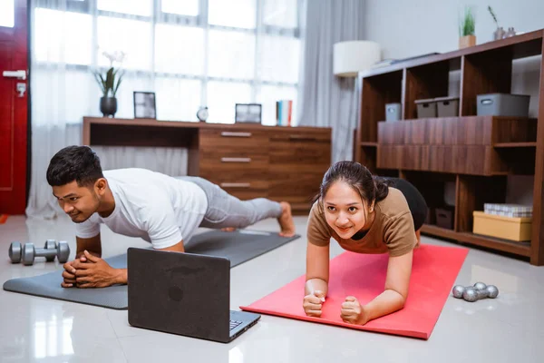 Asian Fitness Couple Planking Looking Online Video Tutorial Laptop — Zdjęcie stockowe
