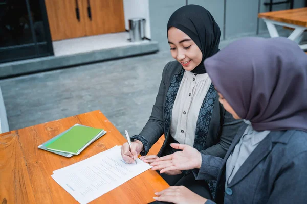 Portrait Muslim Businesswoman Signing Agreement Letter Meeting Partner — Fotografia de Stock