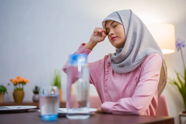疲れたイスラム教徒の女性は断食月の朝の朝食をとるために早起きします ラマダーンのシャールの概念は — ストック写真