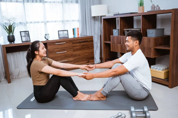 Asian Fitness Couple Man Woman Exercising Together Home Doing Yoga — Foto de Stock