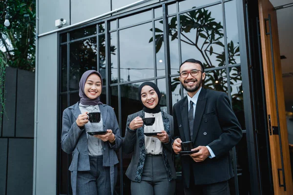 Asiatische Geschäftsleute Unterhalten Sich Während Der Arbeitspause Vor Dem Büro — Stockfoto