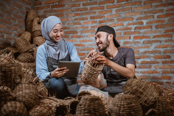 Woman Hijab Holding Tablet Chatting Craftsman Holding Hand Made Water — Stok Foto