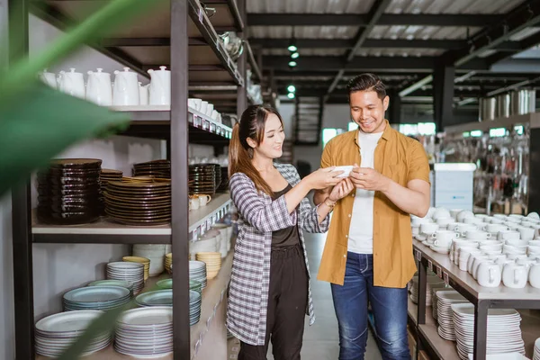 Young Asian Woman Young Man Holding Ceramic Cups While Choosing — Stockfoto