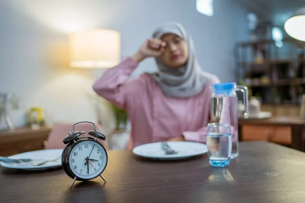 疲れたイスラム教徒の女性は断食月の朝の朝食をとるために早起きします ラマダーンのシャールの概念は — ストック写真